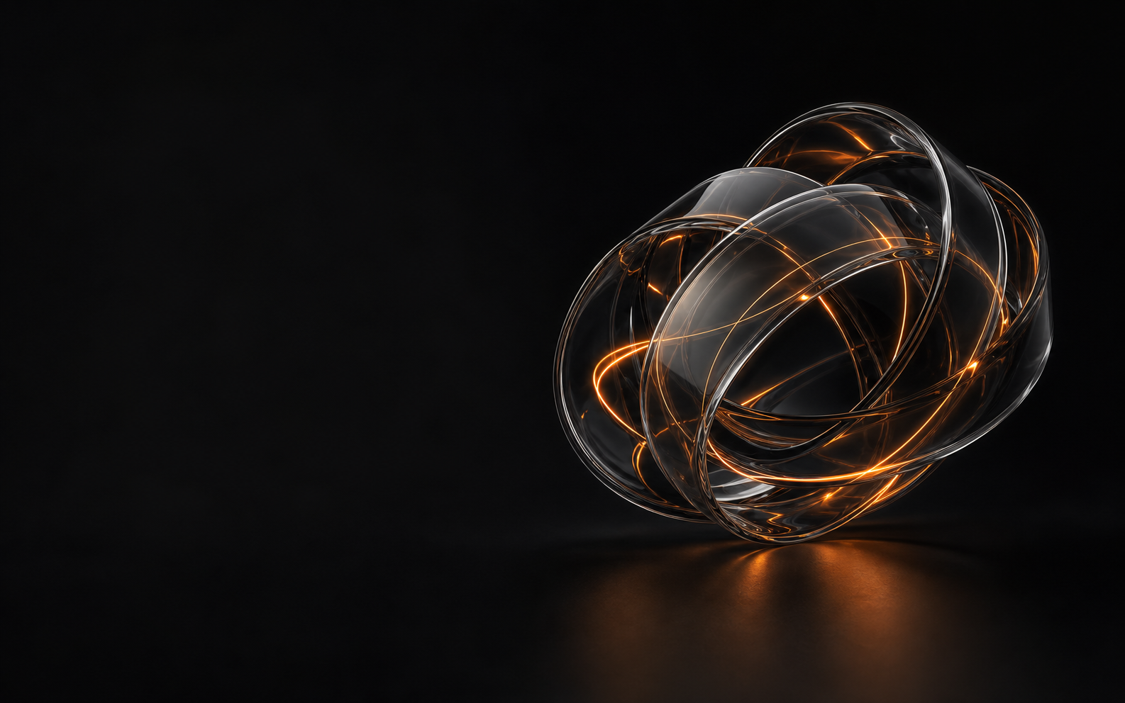 Escultura orbital de vidrio oscuro recorrida por una señal naranja